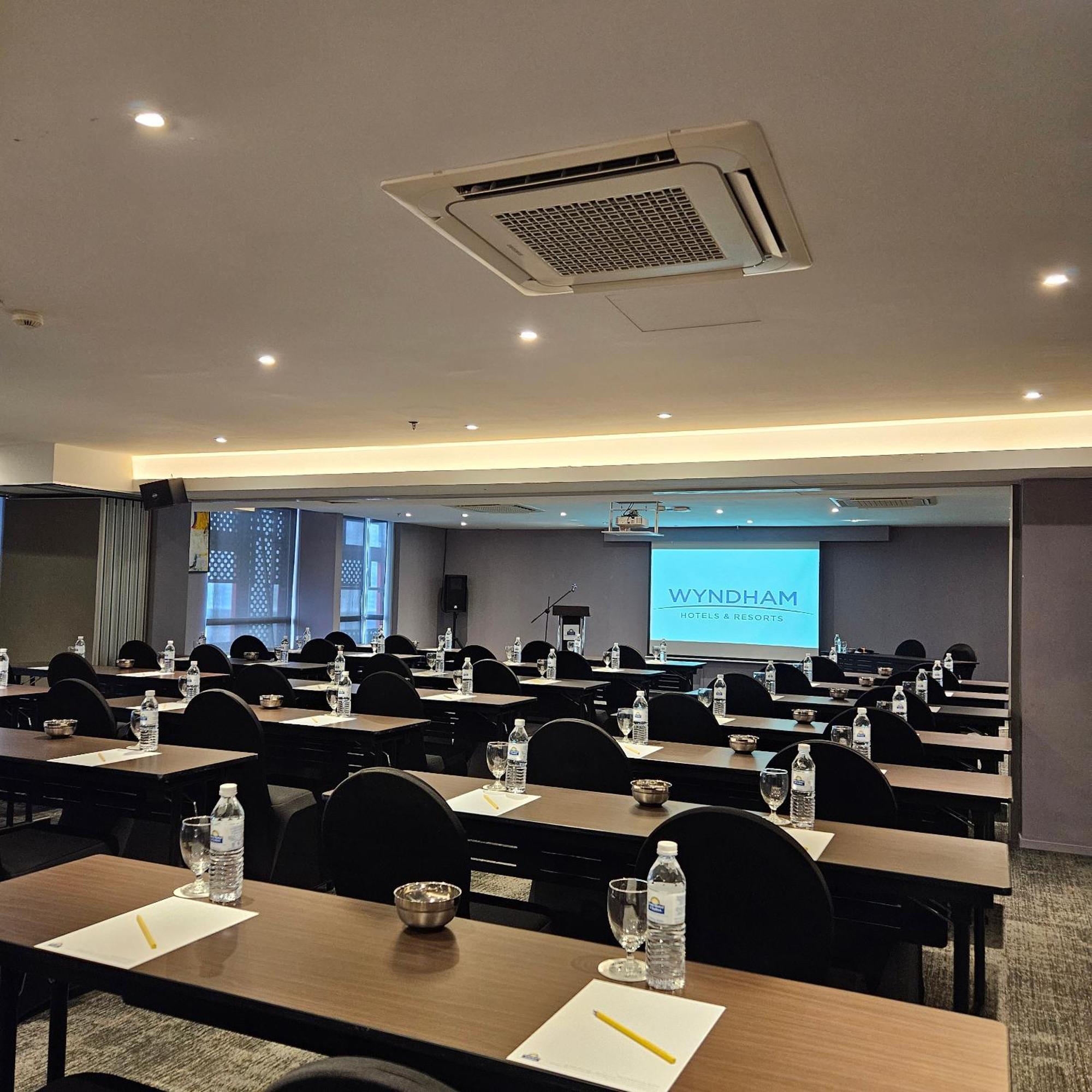 Days Hotel & Suites By Wyndham Kl - Chan Sow Lin Mrt Or Lrt Kuala Lumpur Exterior photo